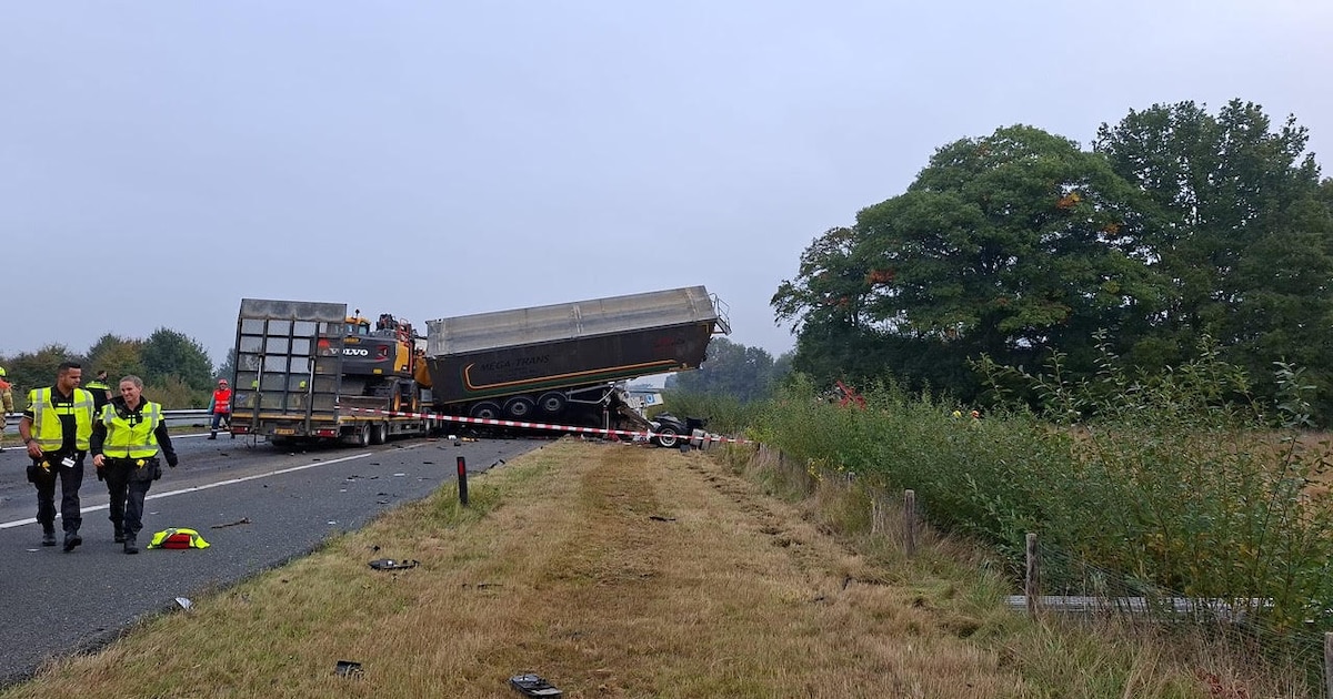 Persoon overleden bij ongeluk met vier vrachtwagens op A73: weg richting Nijmegen nog de hele avond