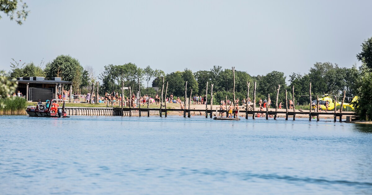 Jongen gewond door sprong in ondiep water, traumaheli landt op strand