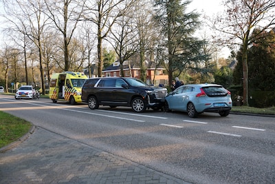 Auto rijdt verkeerde weghelft op en botst op tegenligger in Zeist