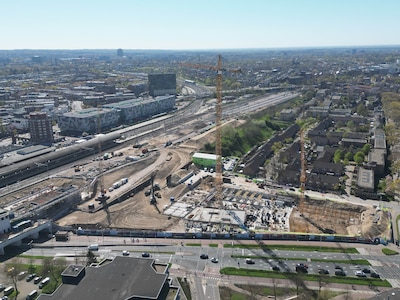 Levendige stad aan twee zijden van het station