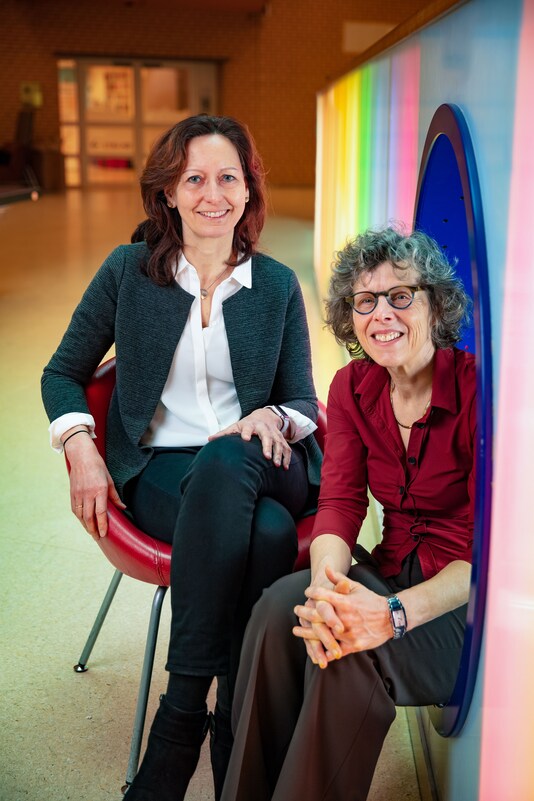 Hedi Claahsen (links), hoofd van het Radboud transgendercentrum, en Chris Verhaak, medisch psycholoog in het transgendercentrum van het Radboud