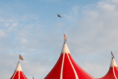 Stuntman gewond afgevoerd na sprong van 75 meter over festivaltent op Zwarte Cross