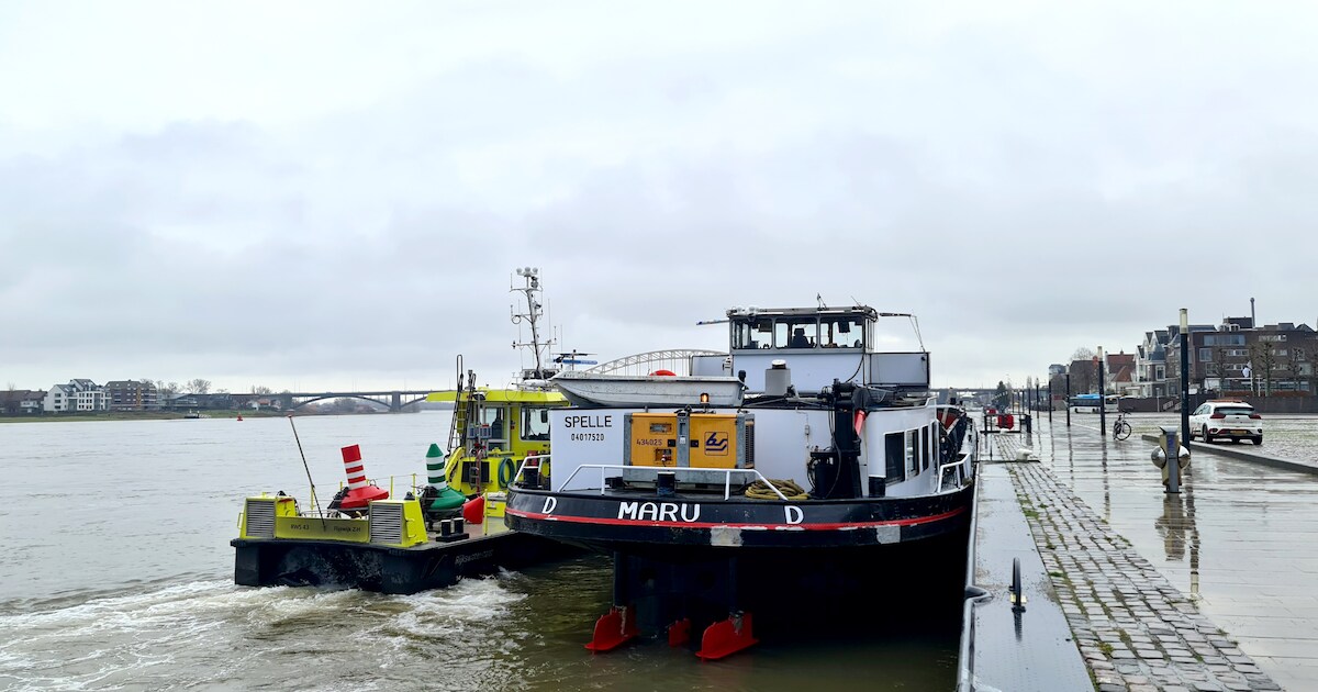 binnenvaartschip-raakt-stuurloos-door-drijfvuil-en-loopt-vast-op