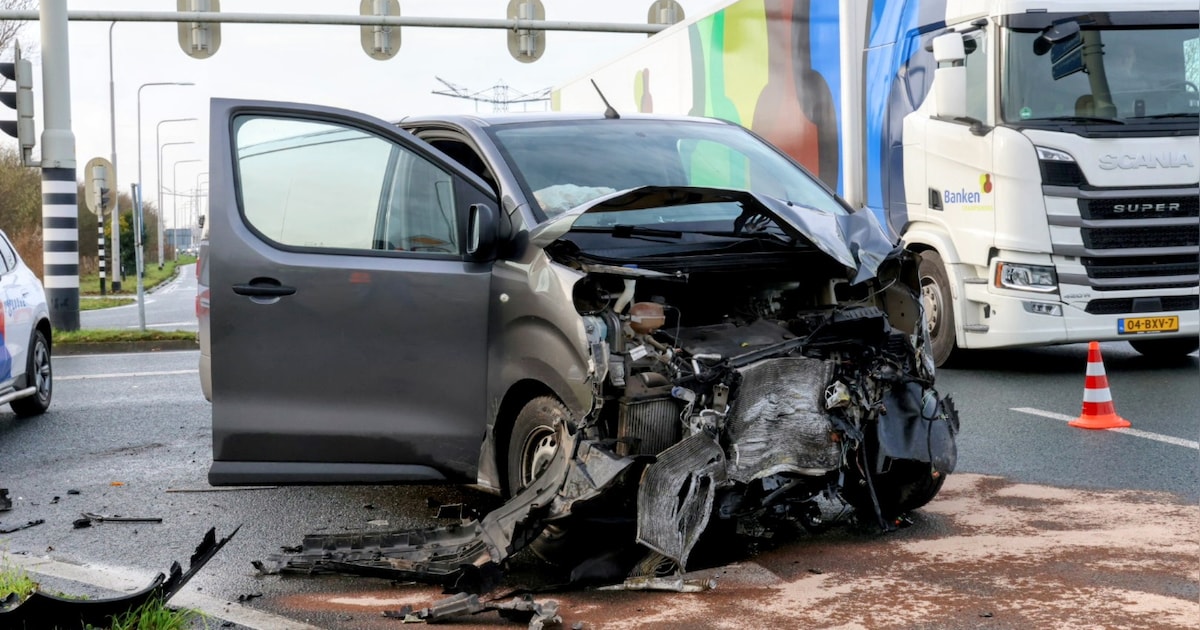 Flinke schade na ongeluk op N322 in Boven-Leeuwen