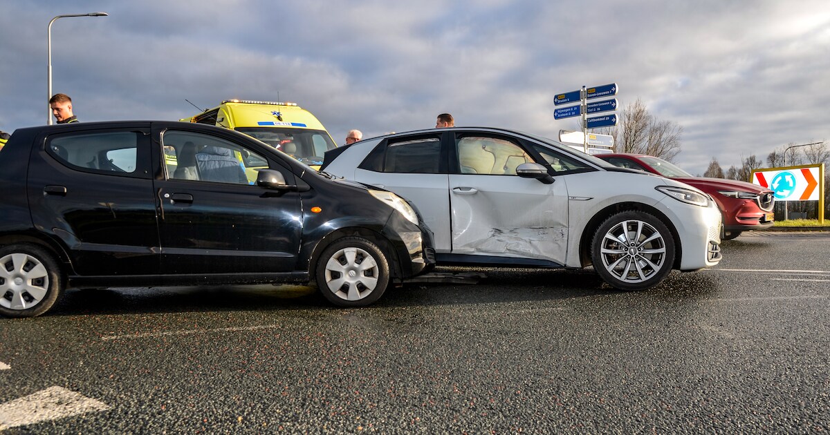 Auto's botsen op N322 in Puiflijk, brandweer bevrijdt vrouw uit auto