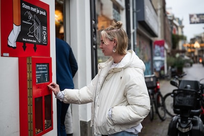 Stemhokje voor peuken: Arnhemse tattooshop bedenkt creatieve manier voor al die sigaretten op straat