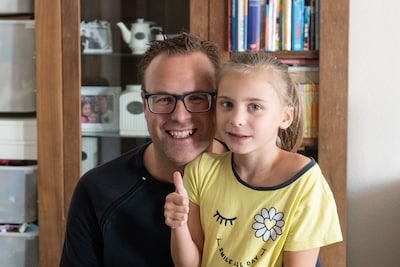 Arwins dochtertje stopte plotseling met praten, nu geeft hij als dovenpastor zijn eerste dienst in gebarentaal