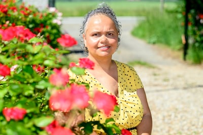 Het leven lachte Sharmila (43) toe, tot ze hoorde dat ze binnenkort dood gaat: ‘Ik denk al na over mijn kist’