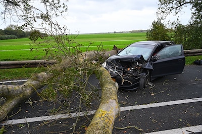 Boelo is eerste officiële herfststorm van het jaar, Schiphol annuleert vluchten