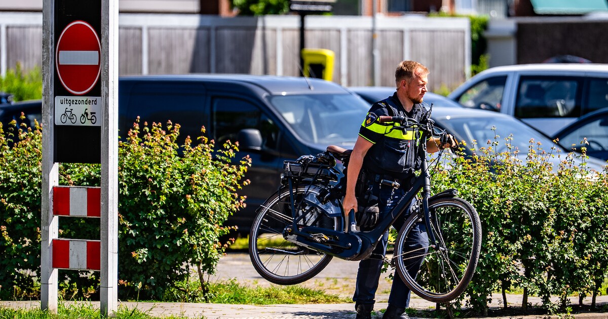 Voorwiel van fiets beschadigd door botsing op de Oude Klapstraat in Wijchen