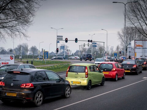 Archieffoto: ochtendfile op de Papenstraat in Bemmel, om de Van Elkweg (N839) riching A15 op te komen.