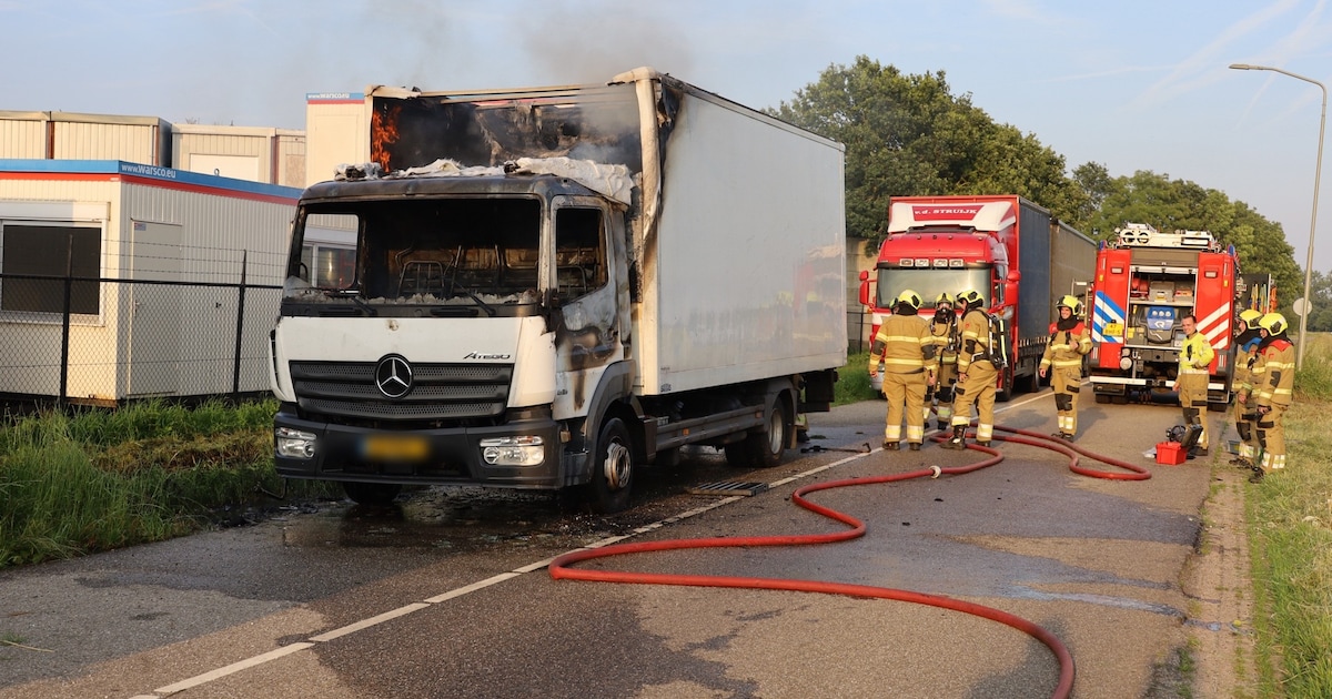 Geparkeerde bakwagen vat vlam in Ravenstein, brandweer zet twee bluswagens in