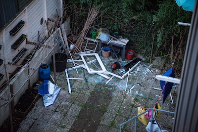 Rotterdamse Sara (58) doet deur open voor twee jongens, minuten later ontploft er een bom: ‘Ik was doodsbang’