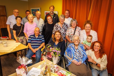 Oudste inwoonster van Tiel (108 jaar) speelt nog vaak een potje rummikup
