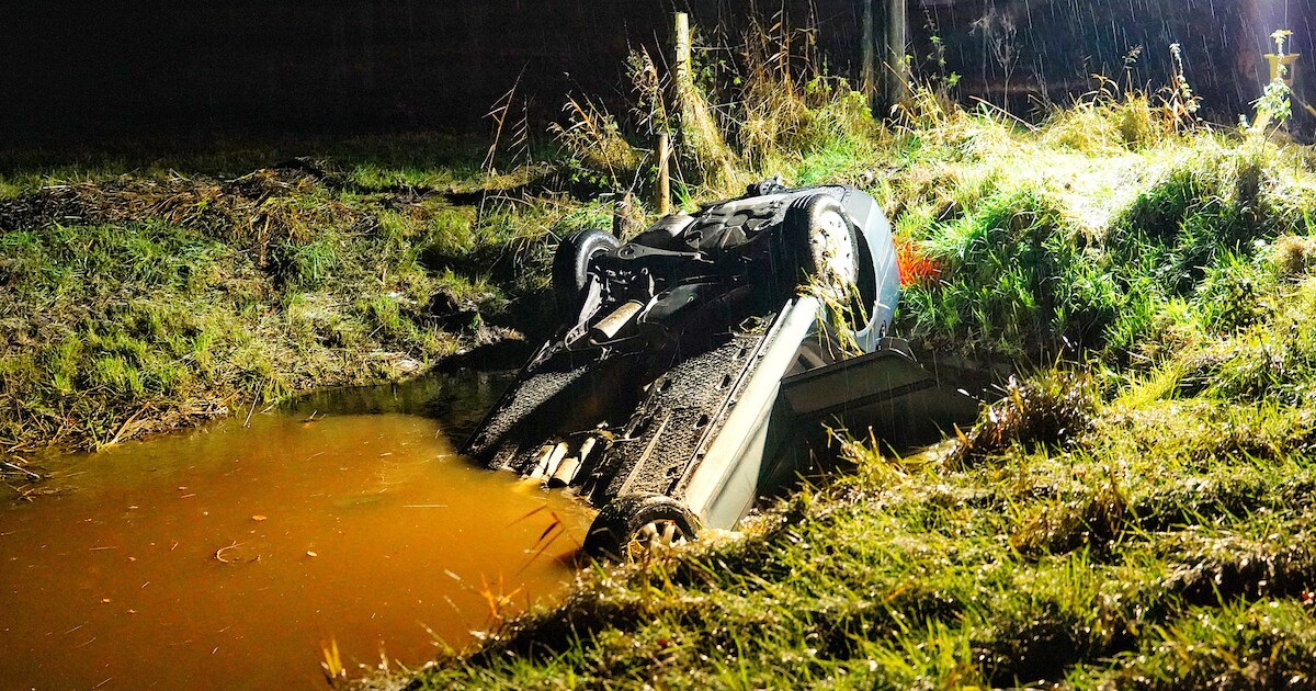 Auto raakt van de weg in Dorst, belandt ondersteboven in de sloot en drijft tientallen meters af