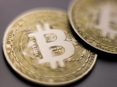 Financiële markten reageren op dreigende taal Trump: olieprijs stijgt hard, waarde bitcoin daalt