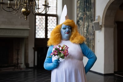 Stipt om drie uur stapt Hubert Bruls verkleed naar buiten, en het is...