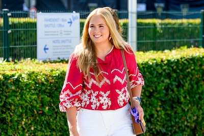 Prinses Amalia verschijnt in Aken voor WK paardensport in nieuwe zomerse outfit