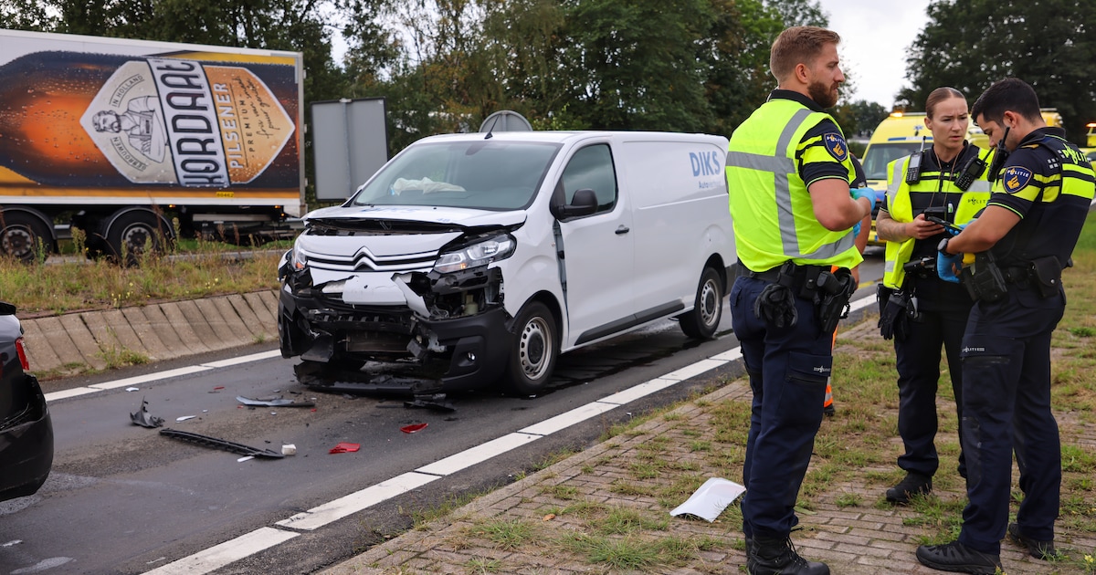 Audi en bestelbus botsen hard op elkaar bij Terschuur, twee gewonden