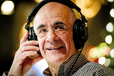 Na een carrière van 52 jaar presenteert Frits Spits (77) zijn laatste uitzending: collega’s over wat hij heeft betekend