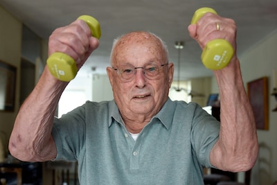 Rustig aan doen op je 97ste? Fred niet: hij geeft bewegingsles aan mensen die soms 20 jaar jonger zijn