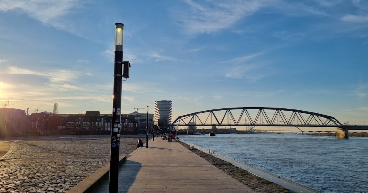 Deel van de Waalkade verandert binnenkort in een grote zandbak: dit is waarom