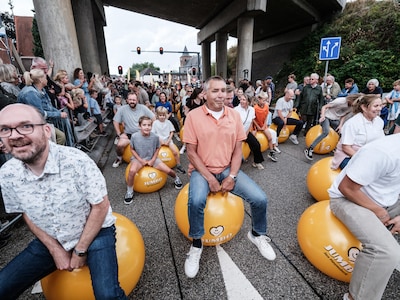 ‘Toon’ (82) steelt de show bij wereldrecordpoging op skippyballen: ‘Het is helemaal geen inspanning 