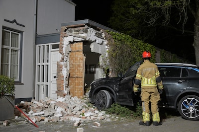 Bestuurder crasht tegen huis in Breda, veel schade