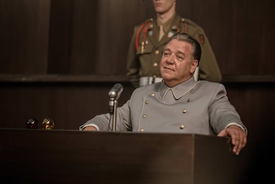 Russell Crowe overtuigt met moeite als Hermann Göring in dramafilm Nuremberg