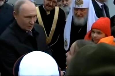 Kira (11) brengt Poetin in verlegenheid bij confrontatie op Rode Plein: ‘Haal mijn gewonde oom terug’