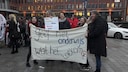 Protesterende leraren met zelfgemaakte spandoeken in Den Bosch.