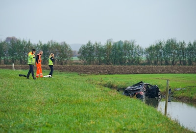 Ernstig ongeval op N421 bij Houten: vijf jongeren in auto, weg afgesloten