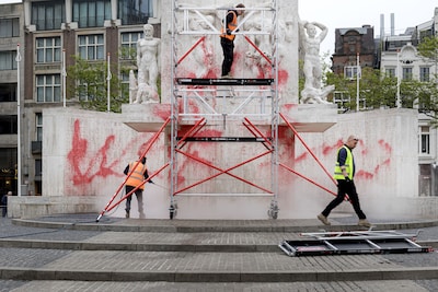 Monument op de Dam besmeurd met rode verf en ‘genocide’, Halsema spreekt van ‘laffe daad’