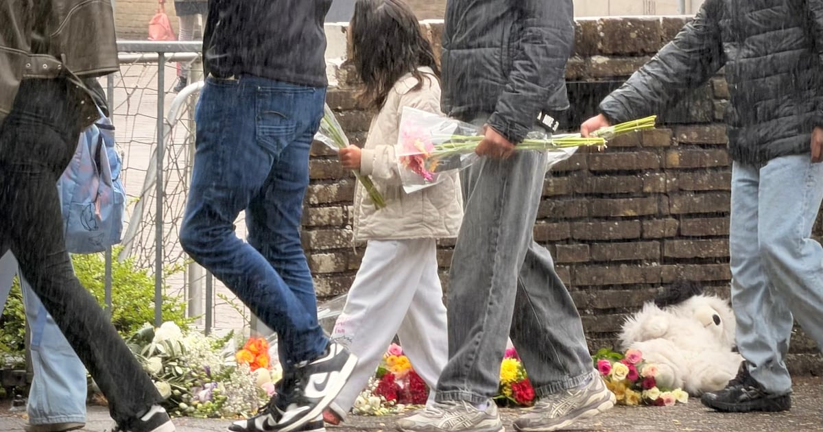 zee-van-bloemen-bij-basisschool-de-warande-axel-rouwt-om-drie