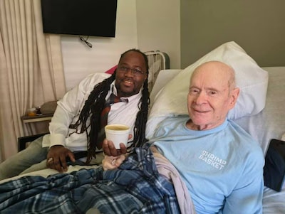 Chef-kok in Florida redt leven stamgast en helpt hem aan nieuwe woonplek: ‘Hij is onze beste vriend’