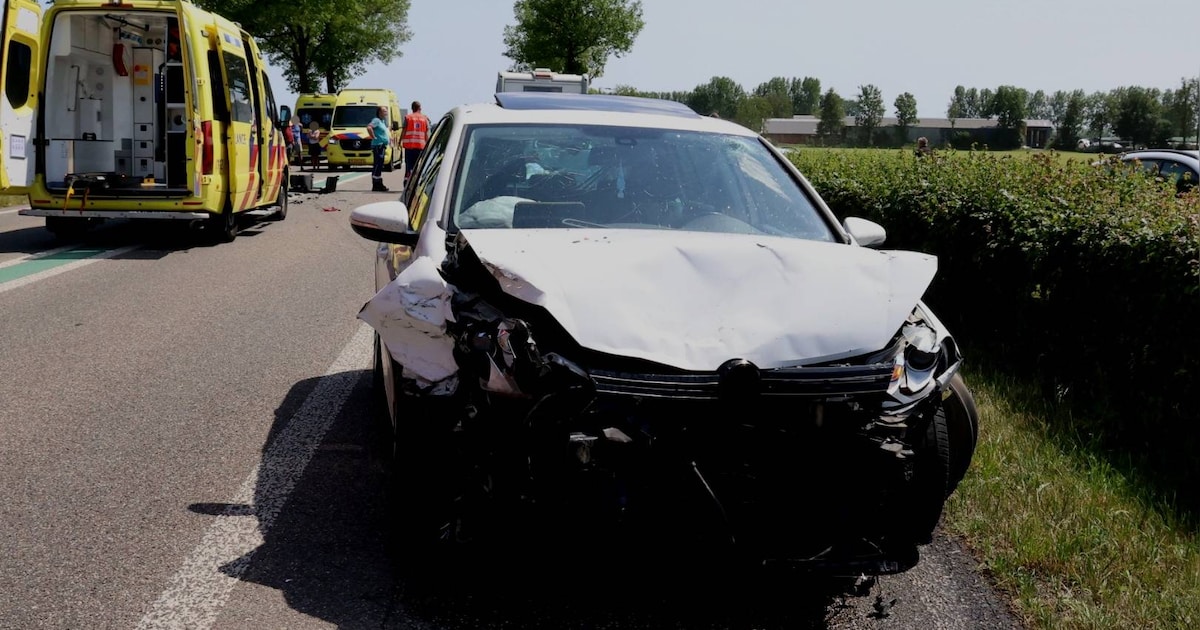 Flinke schade na botsing tussen auto’s op N320