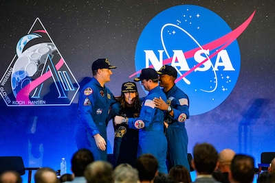 Astronauten blikken terug op maanmissie: ‘Aarde is reddingsboot in heelal’