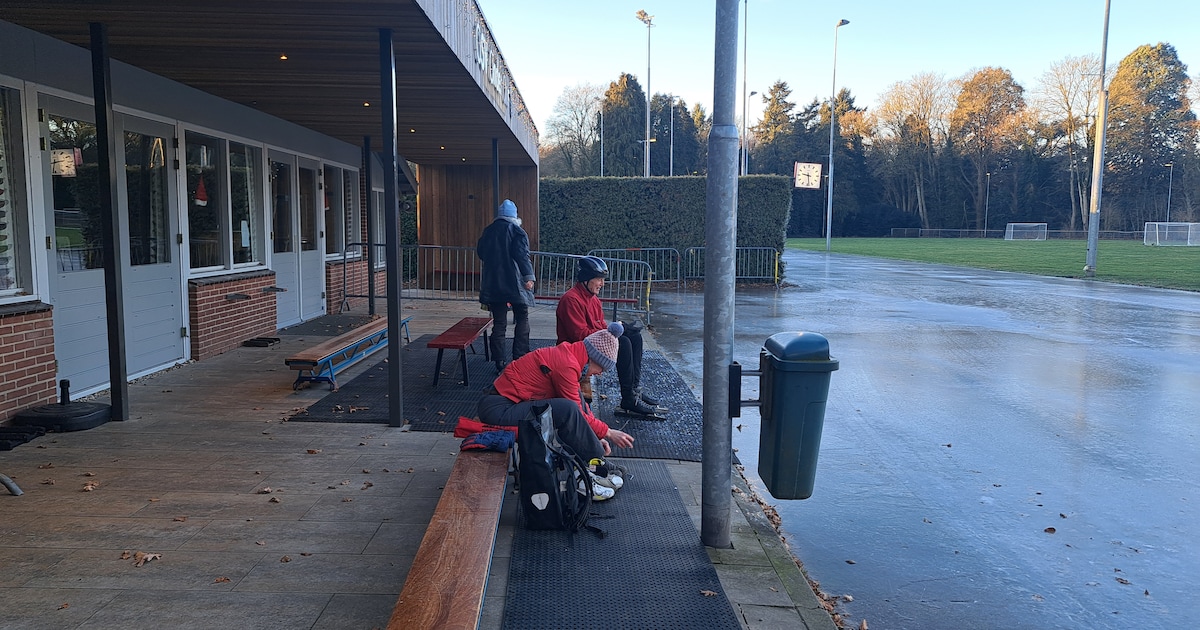 IJsmeester Sjon flikt het, eerste schaatsers op het ijs in Oosterbeek: ‘Dit is toch geweldig’