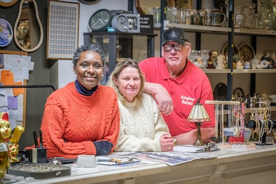 Irritatie over steeds duurdere kringloopwinkels, maar bij Irma is het wél betaalbaar: ‘Ik geef mezelf heel weinig loon’