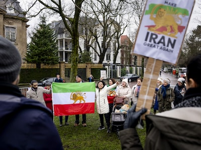 Vier arrestaties bij Iraanse ambassade na gooien met stenen