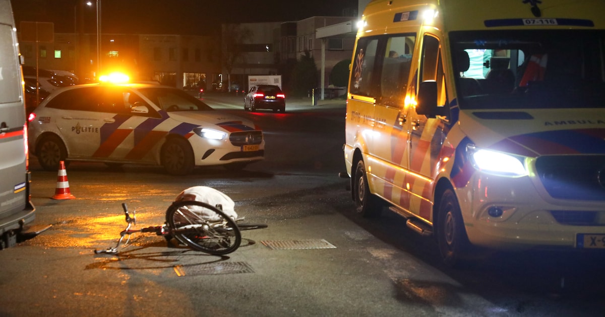 Fietser gewond na aanrijding met bestelbus op industrieterrein Harselaar