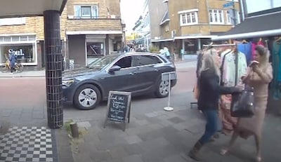 Brutale vrouw parkeert Audi op stoep en jat kledingstuk, dan volgt pittige confrontatie: ‘Opzouten, nu!’