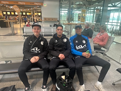 Amateurvoetballers Huib, Manell en Stijn ‘vluchten’ voor sneeuw naar Spanje: ‘Deze trip is extra lekker’