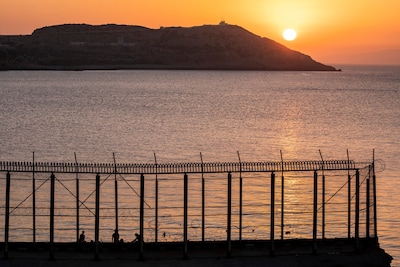 Piek in aantal migranten dat vanuit Marokko zwemmend Spaanse enclave probeert te bereiken