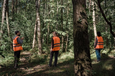 Zie jij s’avonds of s’nachts mensen met oranje hesjes lopen in Doetinchem? Dit is er aan de hand