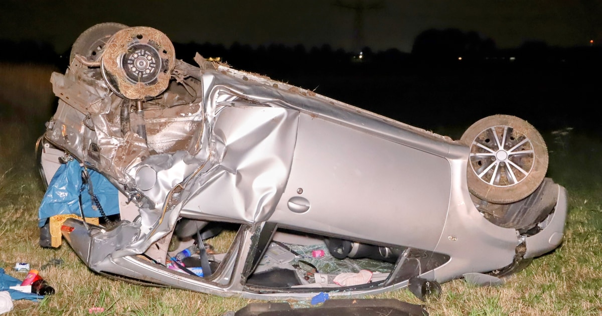 Auto op zijn kop en bestelbus in de sloot bij ongeval op de Maas- en Waalweg in Afferden, meerdere gewonden.
