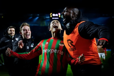 Een trainer die niet kan rennen, een enorme bierdouche en een grappende Kodai Sano: ongekende euforie bij NEC