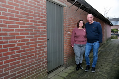 Tonny rent brandende keuken in om buurman te helpen: ‘Met één hand tuinslang vast, met andere 112 aan de lijn’