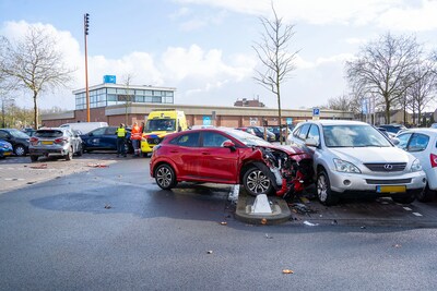 Bestuurder ramt twee auto’s op parkeerplaats in Oss door vergissing tussen gas en rem