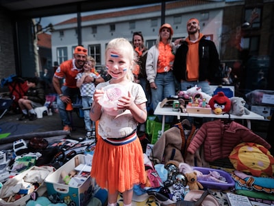 Soepele handel op kleedjesmarkt in Doetinchem: ‘Net 2,5 uur bezig en de helft is al weg’